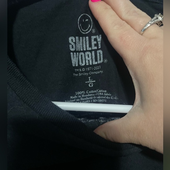 Smiley world tee size large - Picture 3 of 3